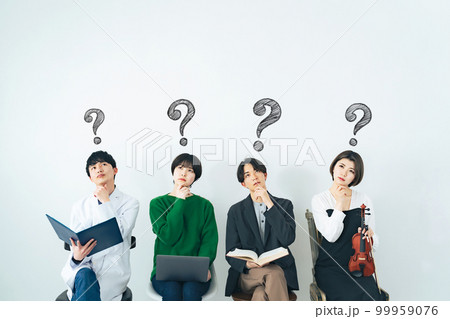 考える様々な分野の学生グループ 理系 IT系 文系 芸術系 考える様々な分野の学生グループ 理系 IT系 文系 芸術系 99959076