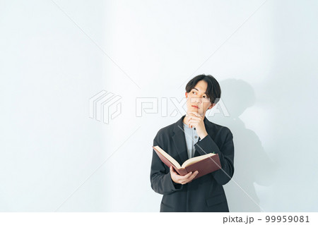 本を持った若い男性のポートレート 99959081