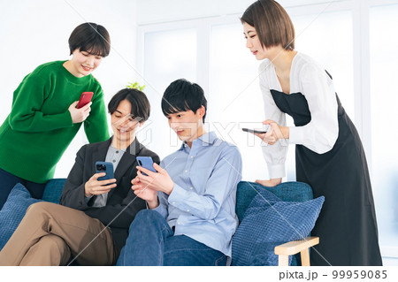スマホを見る若い男女グループ Z世代 スマホを見る若い男女グループ Z世代 99959085
