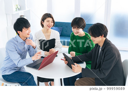テーブルで会話する若い男女グループ　Z世代 99959089