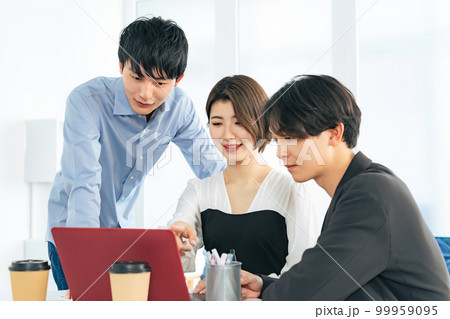 会議する若い男女グループ　Z世代 99959095