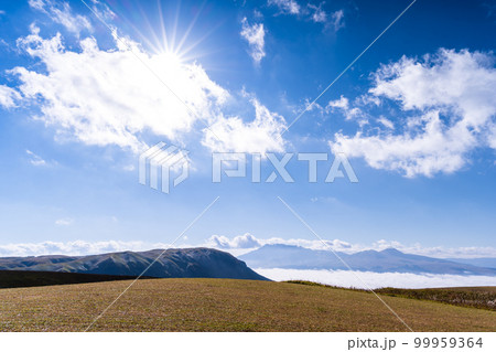 阿蘇外輪山・ミルクロードをドライブ途中に見える阿蘇ミルクロード風景 秋晴れ雲海(阿蘇山) 阿蘇外輪山・ミルクロードをドライブ途中に見える阿蘇ミルクロード風景 秋晴れ雲海(阿蘇山) 99959364