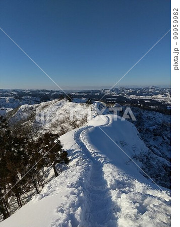天気の良い雪山 99959982