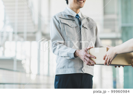 物流業で働く若いビジネスマン 物流業で働く若いビジネスマン 99960984