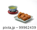 日本茶とお皿に盛られたベビーカステラ 99962439