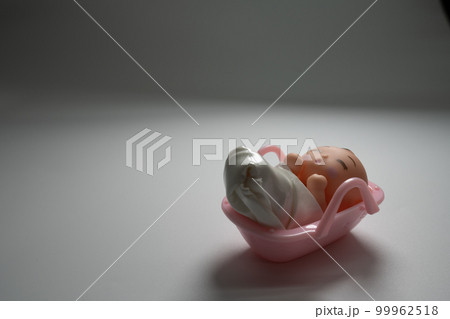 ネグレクトされた赤ちゃんのイメージ ネグレクトされた赤ちゃんのイメージ 99962518