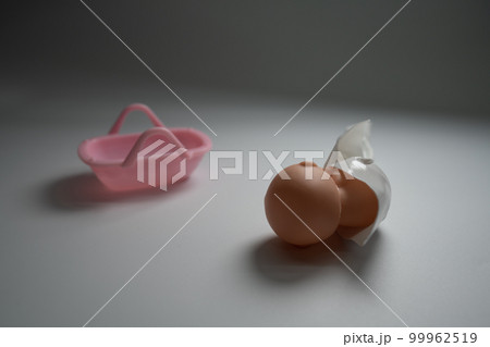 ネグレクトされた赤ちゃんのイメージ ネグレクトされた赤ちゃんのイメージ 99962519