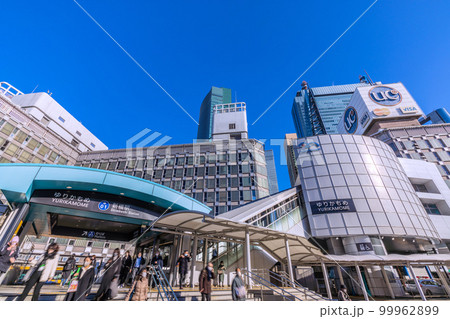 日本の東京都市景観 ゆりかもめ新橋駅などを望む。いまだコロナ禍…＝2月16日 99962899