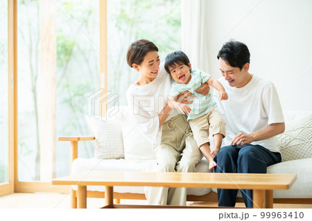 3人家族イメージ 3人家族イメージ 99963410