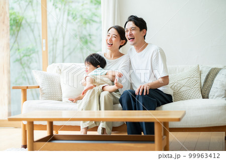 3人家族イメージ 99963412