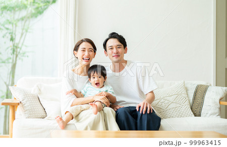 3人家族イメージ 3人家族イメージ 99963415