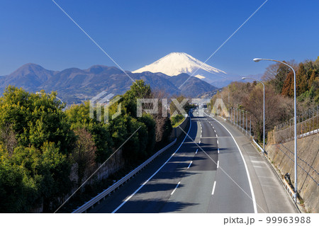 神奈川_東名高速道路と富士山の絶景 99963988