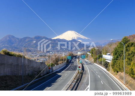 神奈川_東名高速道路と富士山の絶景 99963989