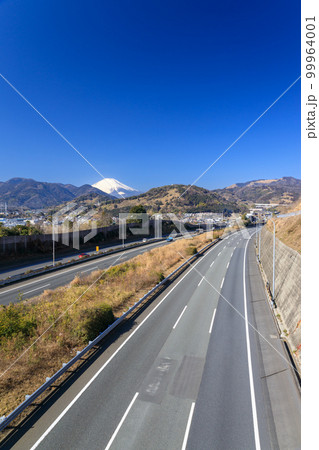 神奈川_東名高速道路と富士山の絶景 99964001