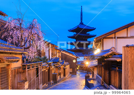 京都法観寺_桜咲く安寧坂と八坂の塔の絶景 99964065