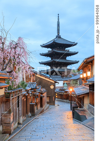 京都法観寺_桜咲く安寧坂と八坂の塔の絶景 京都法観寺_桜咲く安寧坂と八坂の塔の絶景 99964068