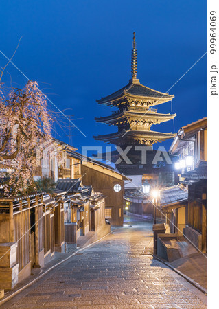 京都法観寺_桜咲く安寧坂と八坂の塔の絶景 99964069