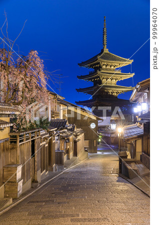 京都法観寺_桜咲く安寧坂と八坂の塔の絶景 99964070
