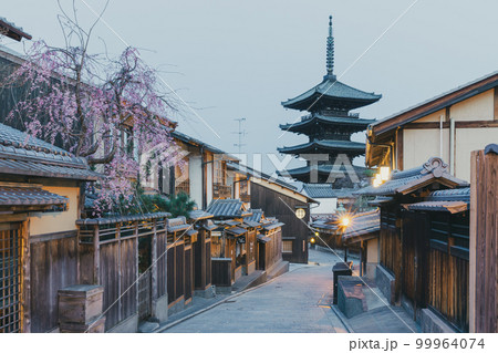 京都法観寺_桜咲く安寧坂と八坂の塔の絶景 99964074