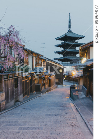 京都法観寺_桜咲く安寧坂と八坂の塔の絶景 京都法観寺_桜咲く安寧坂と八坂の塔の絶景 99964077