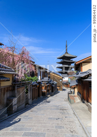 京都法観寺_桜咲く安寧坂と八坂の塔の絶景 99964432