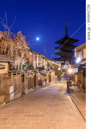 京都法観寺_桜咲く安寧坂と八坂の塔の絶景 京都法観寺_桜咲く安寧坂と八坂の塔の絶景 99964726