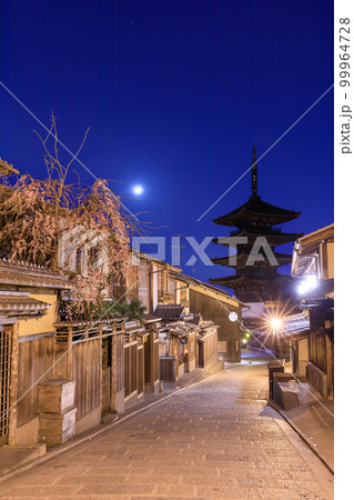 京都法観寺_桜咲く安寧坂と八坂の塔の絶景 99964728