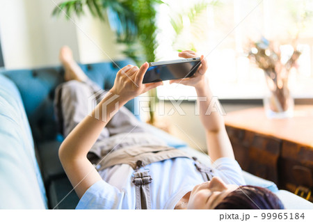 スマートフォンを持つ女性 99965184
