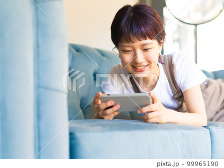 スマートフォンを持つ女性 99965190