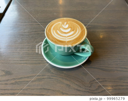 ラテアートが美しいカフェラテ 99965279