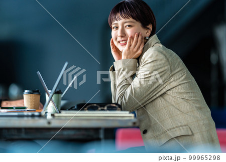 働く女性像. 99965298