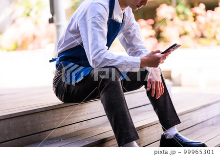 店員さんが休憩する 99965301