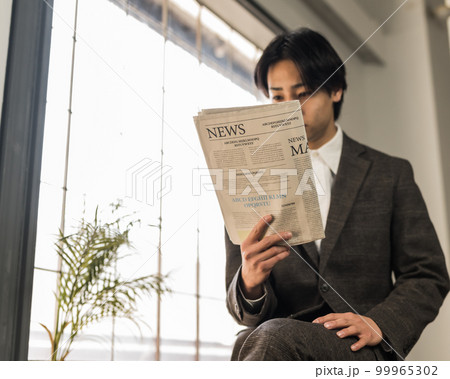 情報収集をするビジネスマン 99965302