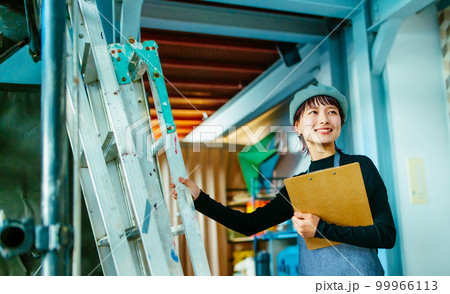職場で働く20代の女性 99966113