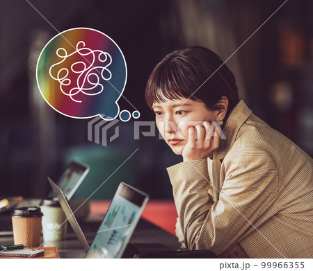 働く女性. 99966355