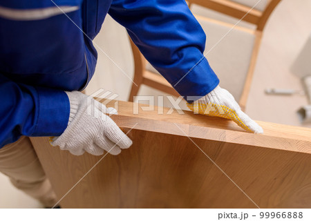 作業着の女性　家具の搬出 99966888