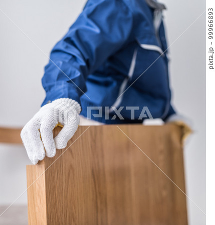 作業着の女性 家具の搬出 作業着の女性 家具の搬出 99966893