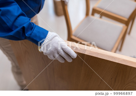 作業着の女性 家具の搬出 作業着の女性 家具の搬出 99966897