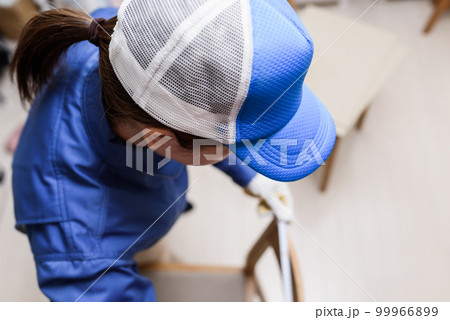 作業着の女性 家具の搬出 作業着の女性 家具の搬出 99966899