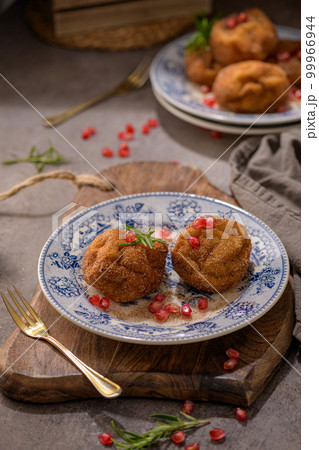 Rabanadas poveiras with sugar and cinnamon 99966944