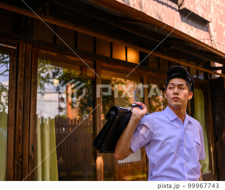 時代を感じるかっこいい男子高校生 99967743