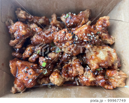 甘辛いソースがたっぷりかかった、韓国の鶏のから揚げ「タッカンジョン」 甘辛いソースがたっぷりかかった、韓国の鶏のから揚げ「タッカンジョン」 99967749