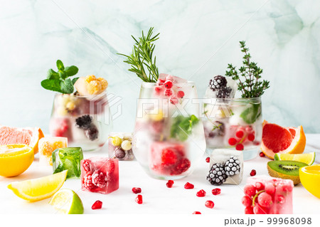 Refreshing drinks with ice cubes with fruits Refreshing drinks with ice cubes with fruits 99968098