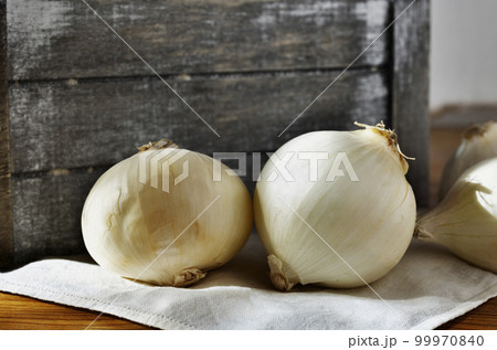 White onions studio shot 99970840