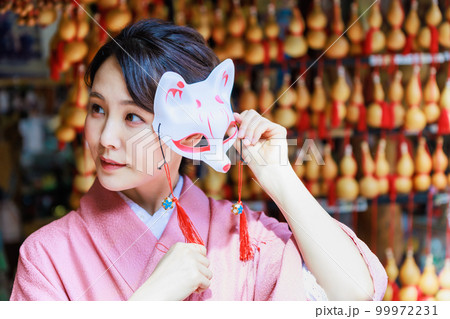 京都の土産物店で狐のお面を持つ着物姿の女性 京都の土産物店で狐のお面を持つ着物姿の女性 99972231