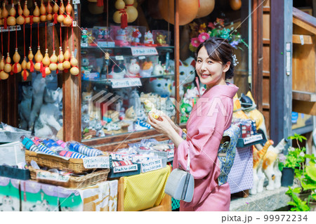 観光地で土産物を探す着物を着た若い女性 99972234