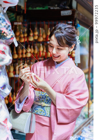 観光地で土産物を探す着物を着た若い女性 観光地で土産物を探す着物を着た若い女性 99972235