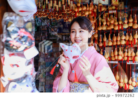 京都の土産物店で狐のお面を持つ着物姿の女性 京都の土産物店で狐のお面を持つ着物姿の女性 99972262