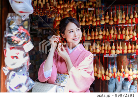 観光地で土産物を探す着物を着た若い女性 観光地で土産物を探す着物を着た若い女性 99972391