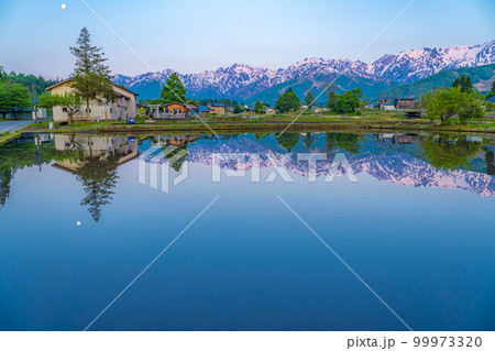 【初夏素材】白馬村のモルゲンロートと水鏡【長野県】 【初夏素材】白馬村のモルゲンロートと水鏡【長野県】 99973320